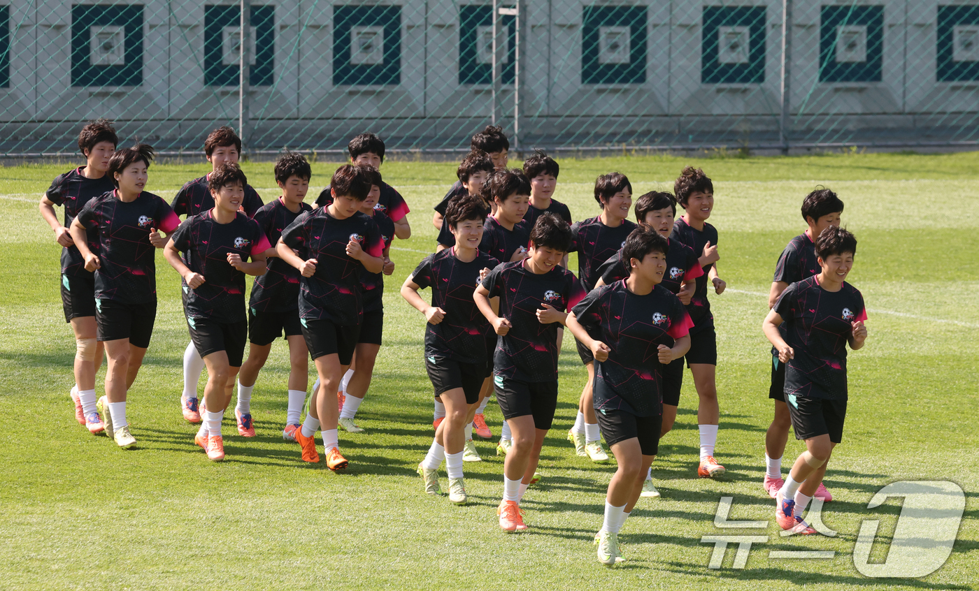 (수원=뉴스1) 김영운 기자 = 2025-2026 아시아축구연맹(AFC) 여자챔피언스리그(AWCL) 결승전 북한 내고향여자축구단과 도쿄 베르디 벨레자의 경기를 하루 앞둔 22일 경 …