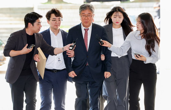 구속심사 출석하며 취재진 질문 받는 김대기 전 비서실장