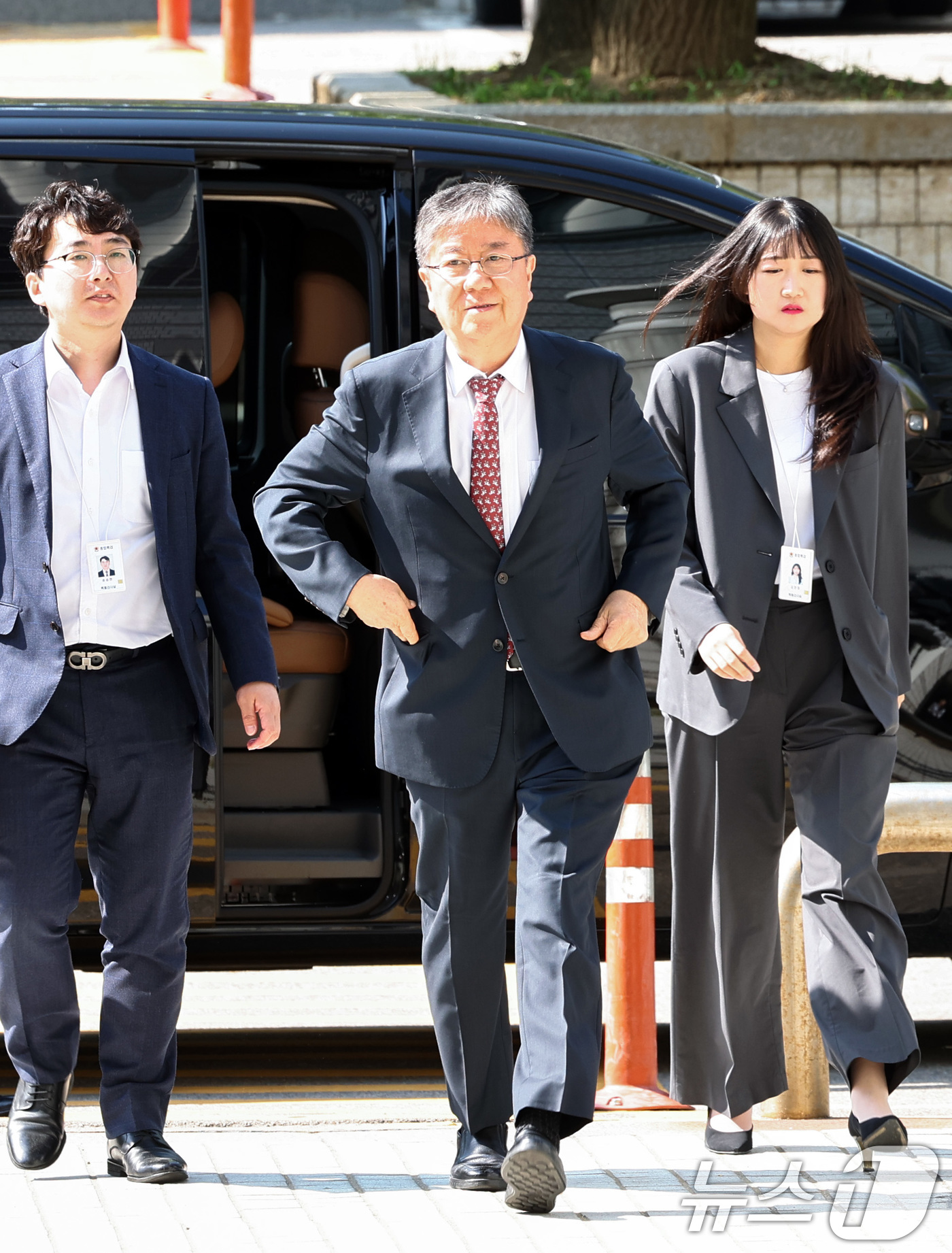 (서울=뉴스1) 최지환 기자 = 윤석열 정부의 대통령 관저 이전 과정에서 예산을 불법 전용한 의혹과 관련해 직권남용 혐의를 받는 김대기 전 대통령비서실장이 22일 서울 서초구 서울 …