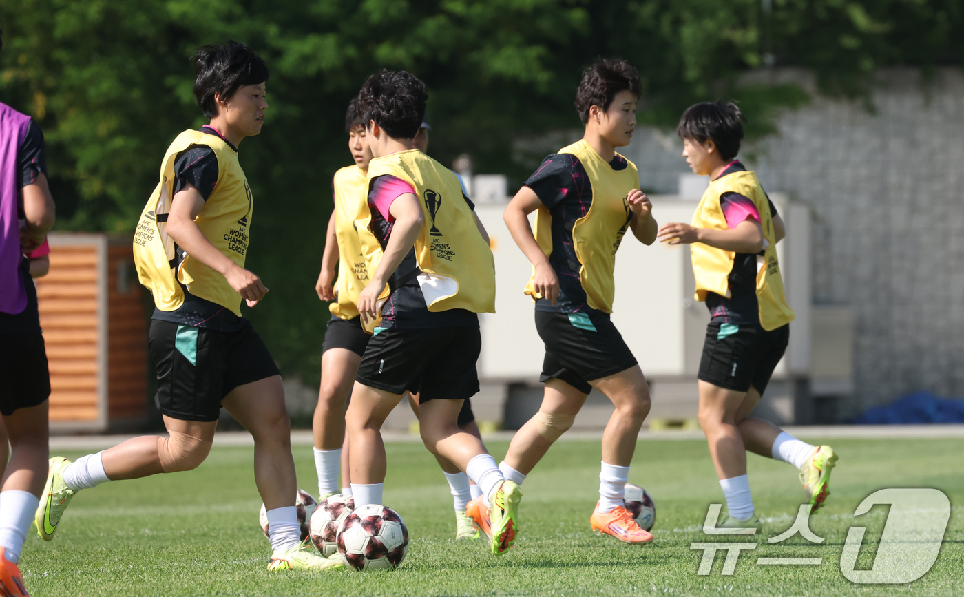 (수원=뉴스1) 김영운 기자 = 2025-2026 아시아축구연맹(AFC) 여자챔피언스리그(AWCL) 결승전 북한 내고향여자축구단과 도쿄 베르디 벨레자의 경기를 하루 앞둔 22일 경 …