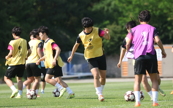 훈련하는 북한 여자축구팀