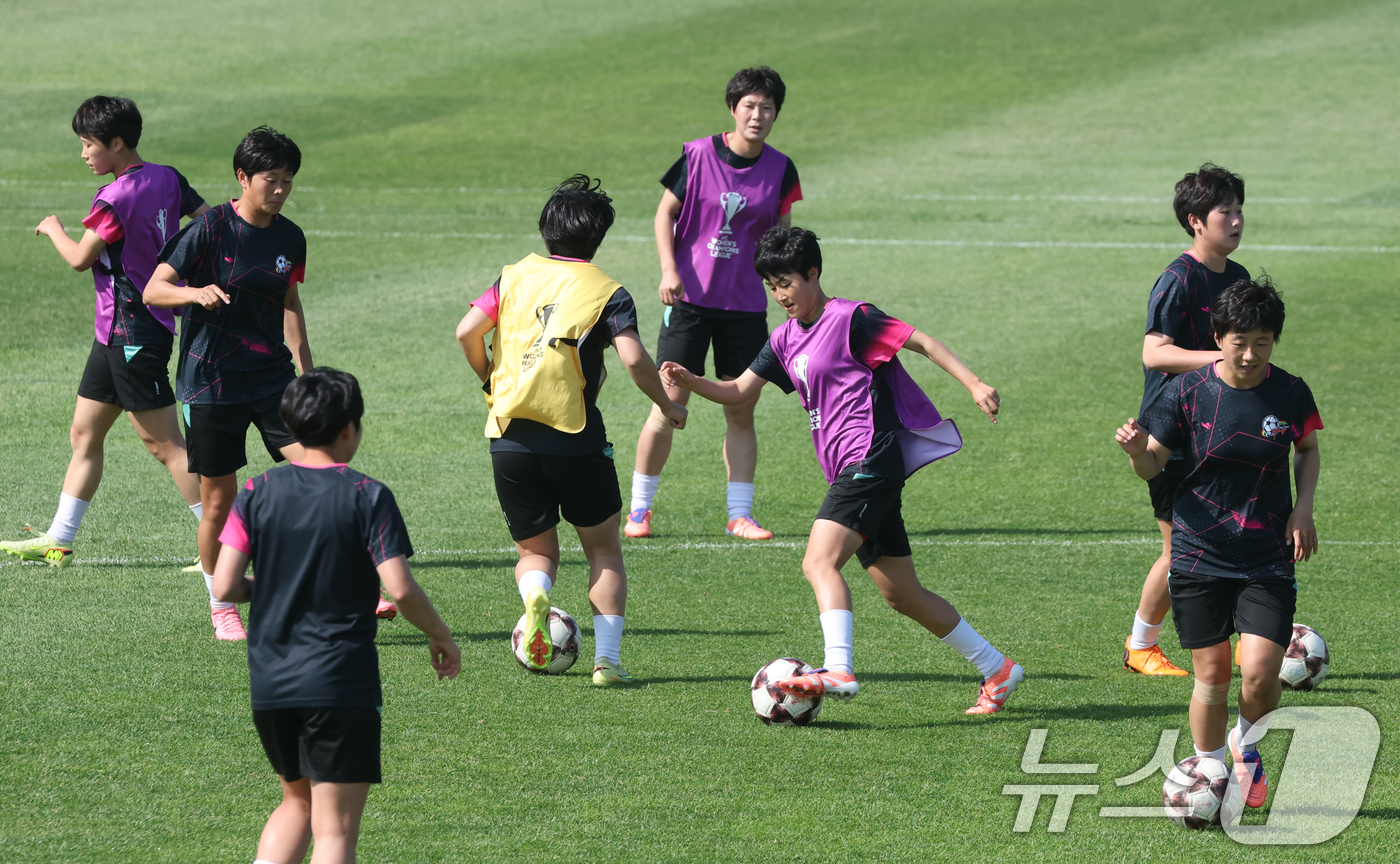 (수원=뉴스1) 김영운 기자 = 2025-2026 아시아축구연맹(AFC) 여자챔피언스리그(AWCL) 결승전 북한 내고향여자축구단과 도쿄 베르디 벨레자의 경기를 하루 앞둔 22일 경 …