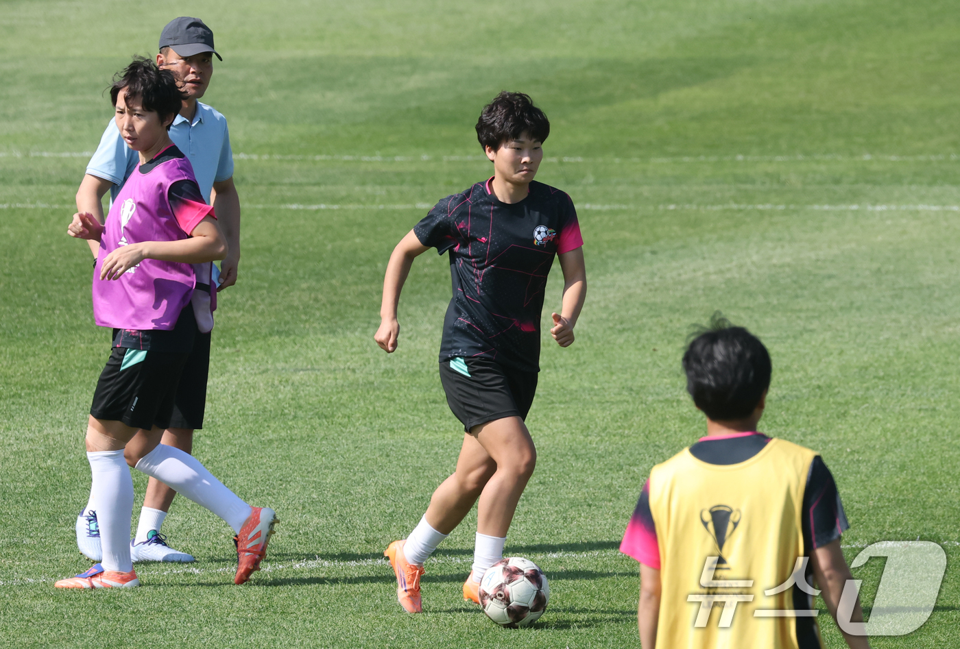 (수원=뉴스1) 김영운 기자 = 북한 내고향여자축구단 김경영이 22일 경기 수원시 팔달구 수원월드컵경기장 보조경기장에서 2025-2026 아시아축구연맹(AFC) 여자챔피언스리그(A …