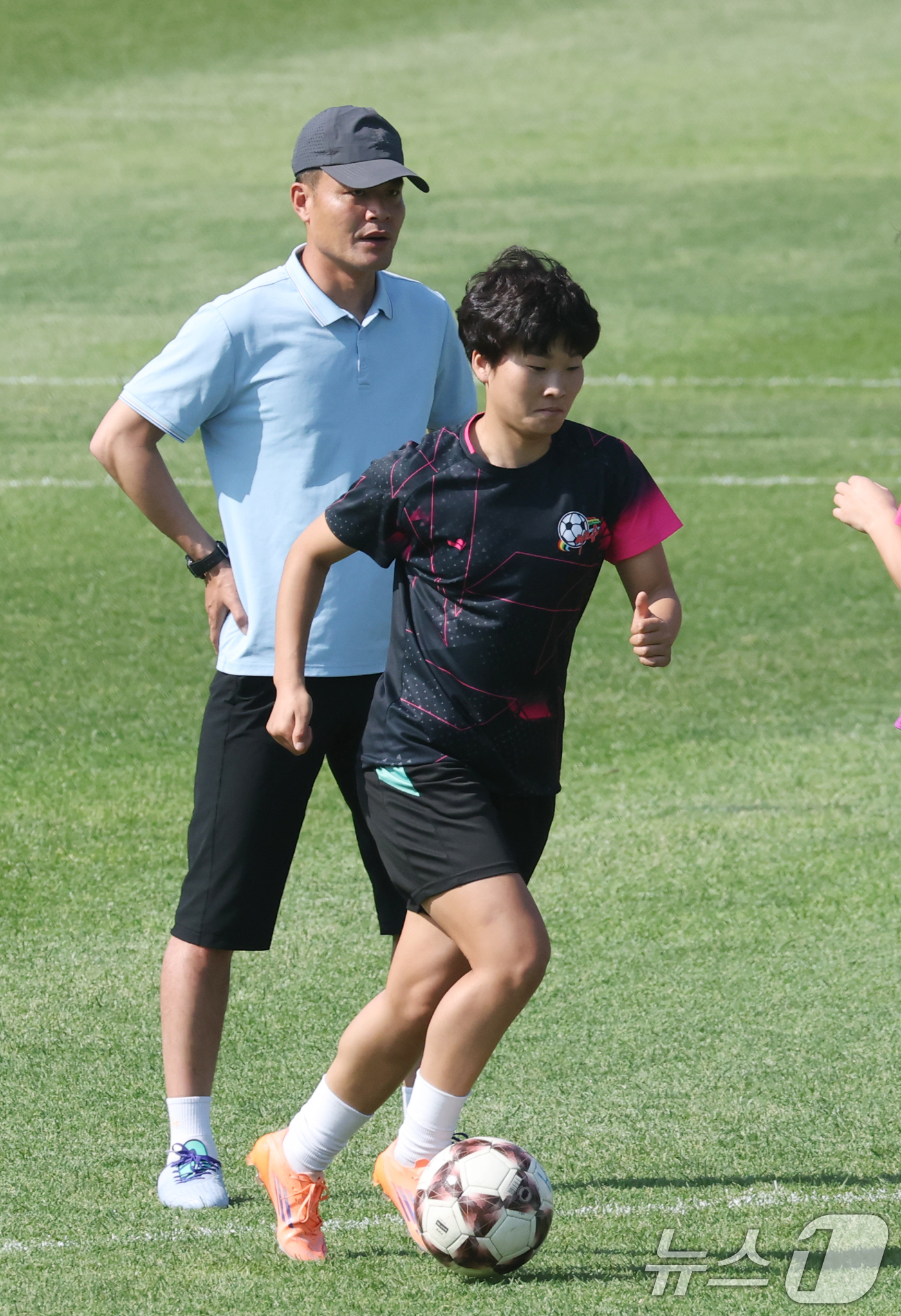 (수원=뉴스1) 김영운 기자 = 북한 내고향여자축구단 김경영이 22일 경기 수원시 팔달구 수원월드컵경기장 보조경기장에서 2025-2026 아시아축구연맹(AFC) 여자챔피언스리그(A …