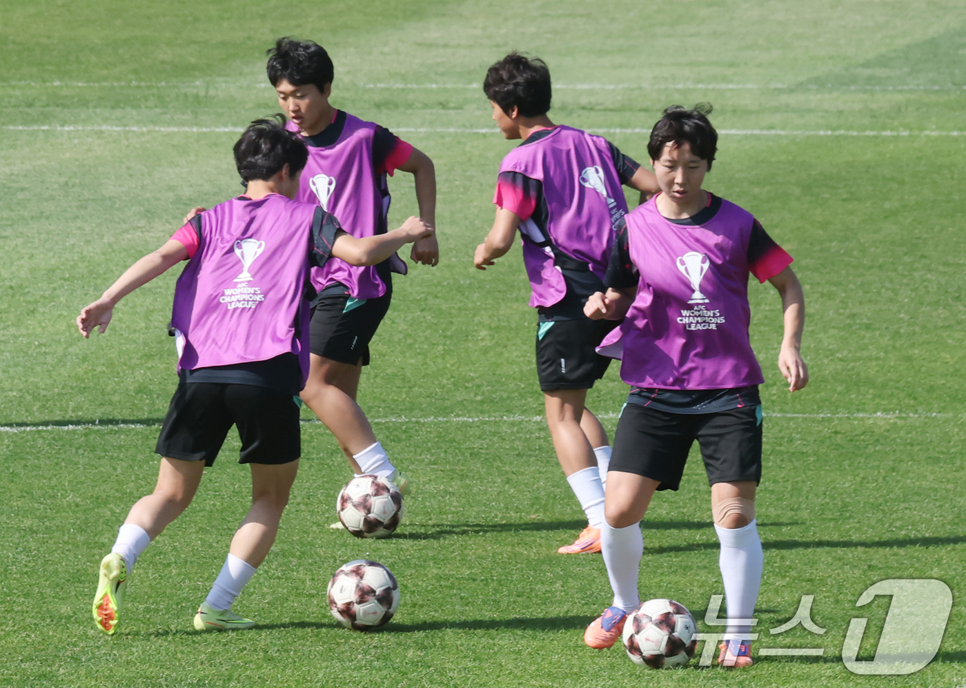 (수원=뉴스1) 김영운 기자 = 2025-2026 아시아축구연맹(AFC) 여자챔피언스리그(AWCL) 결승전 북한 내고향여자축구단과 도쿄 베르디 벨레자의 경기를 하루 앞둔 22일 경 …