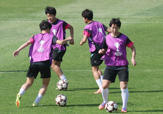 훈련하는 북한 여자축구팀