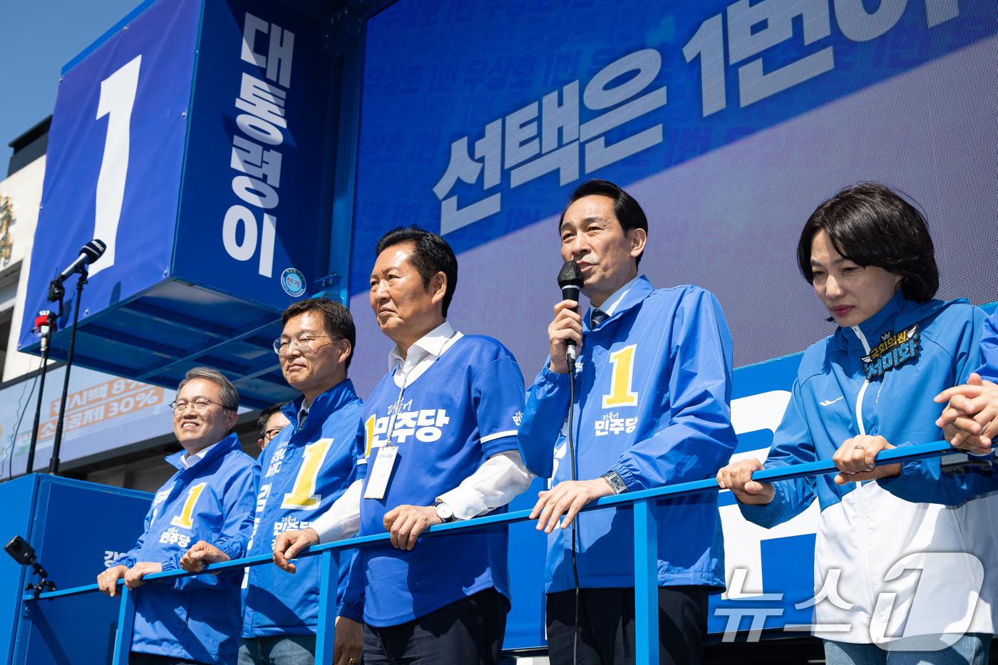 (강릉=뉴스1) 유승관 기자 = 우상호 더불어민주당 강원특별자치도지사 후보가 22일 강원 강릉시 주문진 시장 앞에서 시민들에게 지지를 호소하고 있다. 2026.5.22/뉴스1