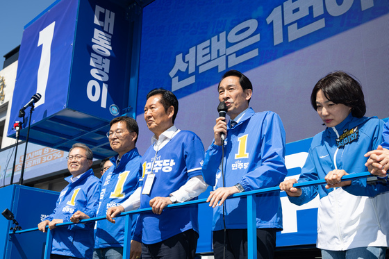 지지 호소하는 우상호 민주당 강원지사 후보