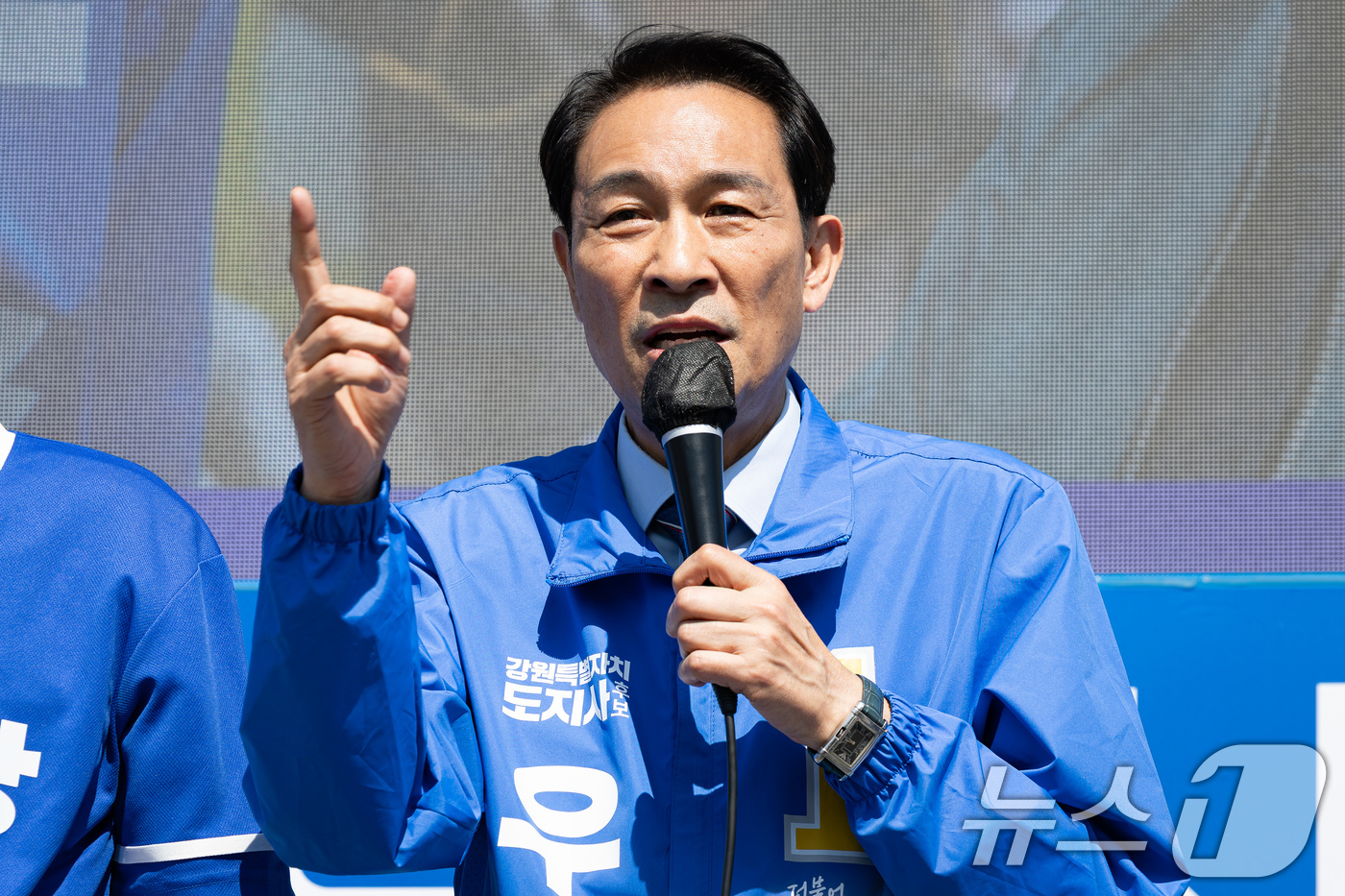 (강릉=뉴스1) 유승관 기자 = 우상호 더불어민주당 강원특별자치도지사 후보가 22일 강원 강릉시 주문진 시장 앞에서 시민들에게 지지를 호소하고 있다. 2026.5.22/뉴스1