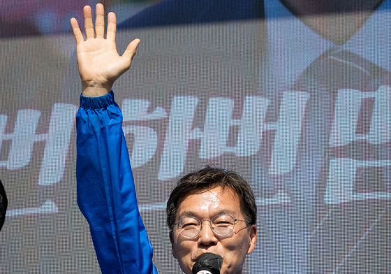 인사하는 김중남 민주당 강릉시장 후보