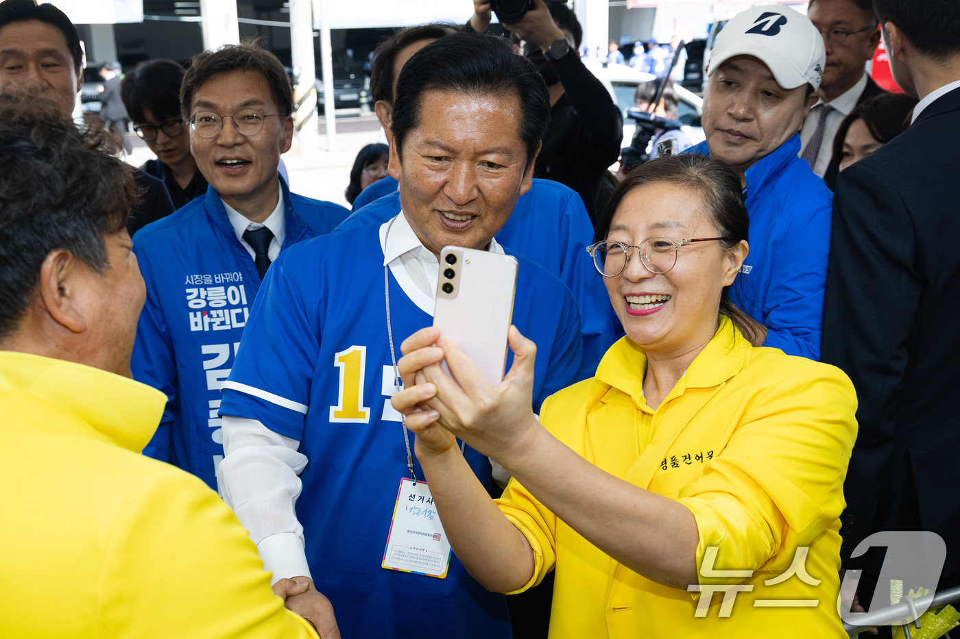 (강릉=뉴스1) 유승관 기자 = 우상호 강원특별자치도지사 후보와 김중남 강릉시장 후보 지원유세에 나선 정청래 더불어민주당 대표가 22일 강원 강릉시 주문진 시장에서 상인과 기념 촬 …