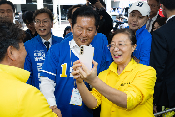 시장 상인과 기념 촬영하는 정청래 대표