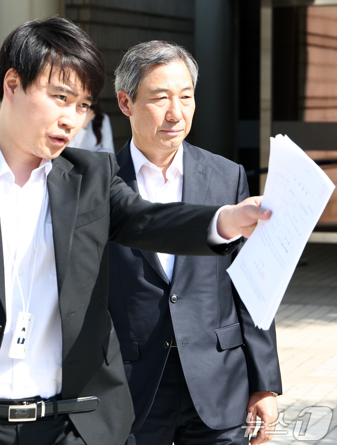 (서울=뉴스1) 최지환 기자 = 윤석열 정부의 대통령 관저 이전 과정에서 예산을 불법 전용한 의혹과 관련해 직권남용 혐의를 받는 윤재순 전 대통령실 총무비서관이 22일 서울 서초구 …