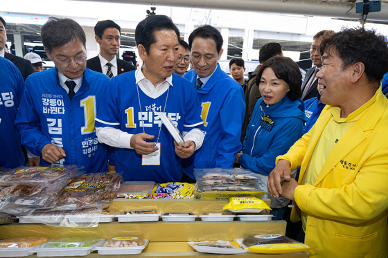 주문진 시장 건어물 구입하는 정청래 대표