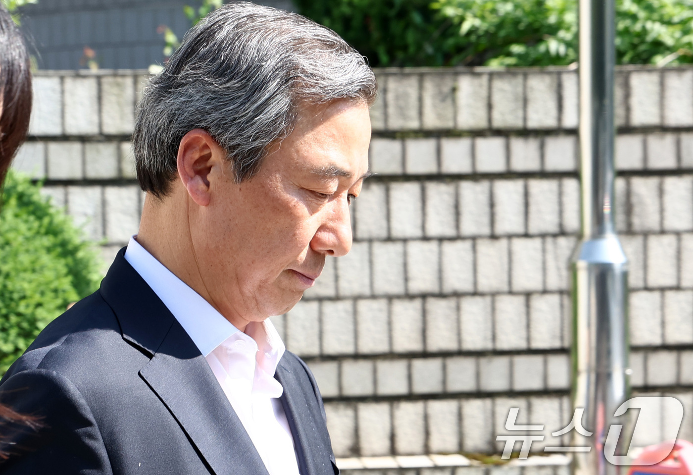 (서울=뉴스1) 최지환 기자 = 윤석열 정부의 대통령 관저 이전 과정에서 예산을 불법 전용한 의혹과 관련해 직권남용 혐의를 받는 윤재순 전 대통령실 총무비서관이 22일 서울 서초구 …