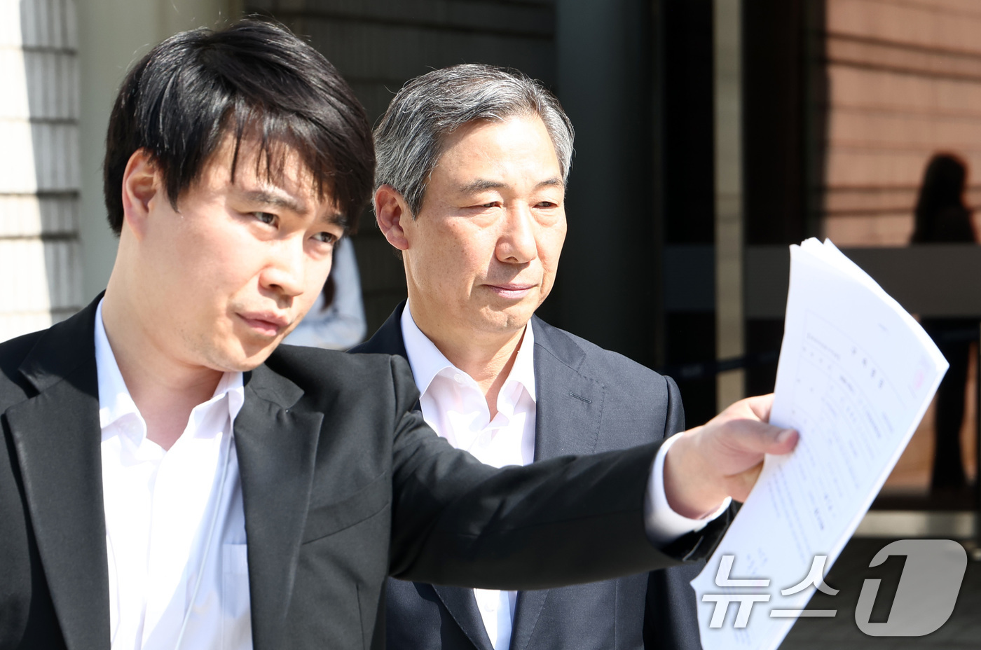 (서울=뉴스1) 최지환 기자 = 윤석열 정부의 대통령 관저 이전 과정에서 예산을 불법 전용한 의혹과 관련해 직권남용 혐의를 받는 윤재순 전 대통령실 총무비서관이 22일 서울 서초구 …