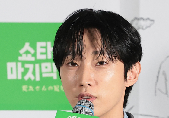 인사말 하는 진영