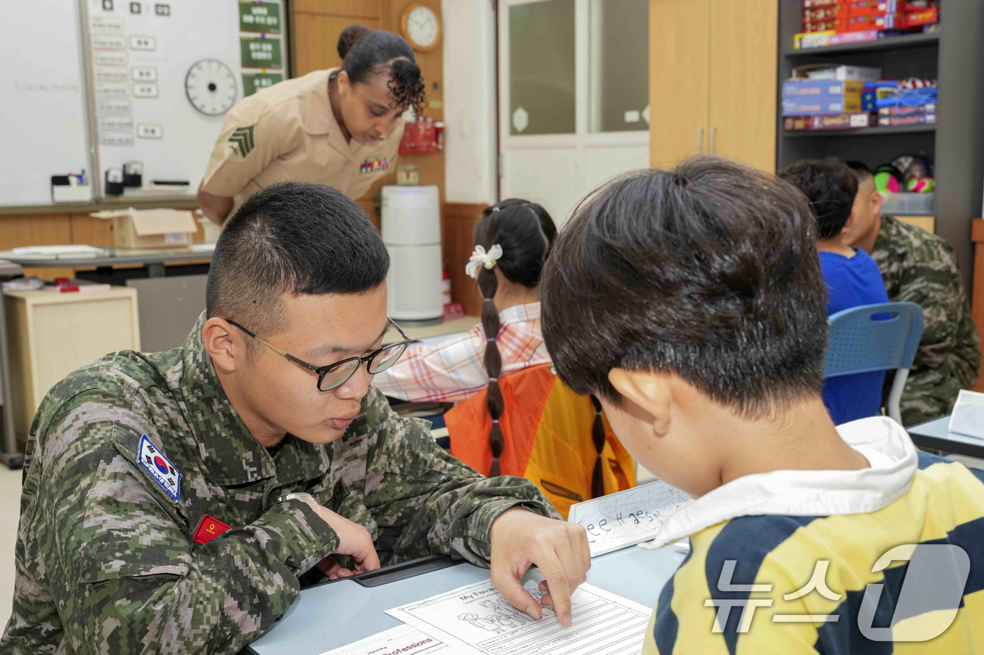 (포항=뉴스1) 최창호 기자 = 22일 경북 포항에 있는 해병대 1사단과 미 해병대 캠프무적 장병들이 남구 장기초등학교에서 영어 공부 재능기부 봉사활동을 펼쳤다.해병대 1사단과 캠 …