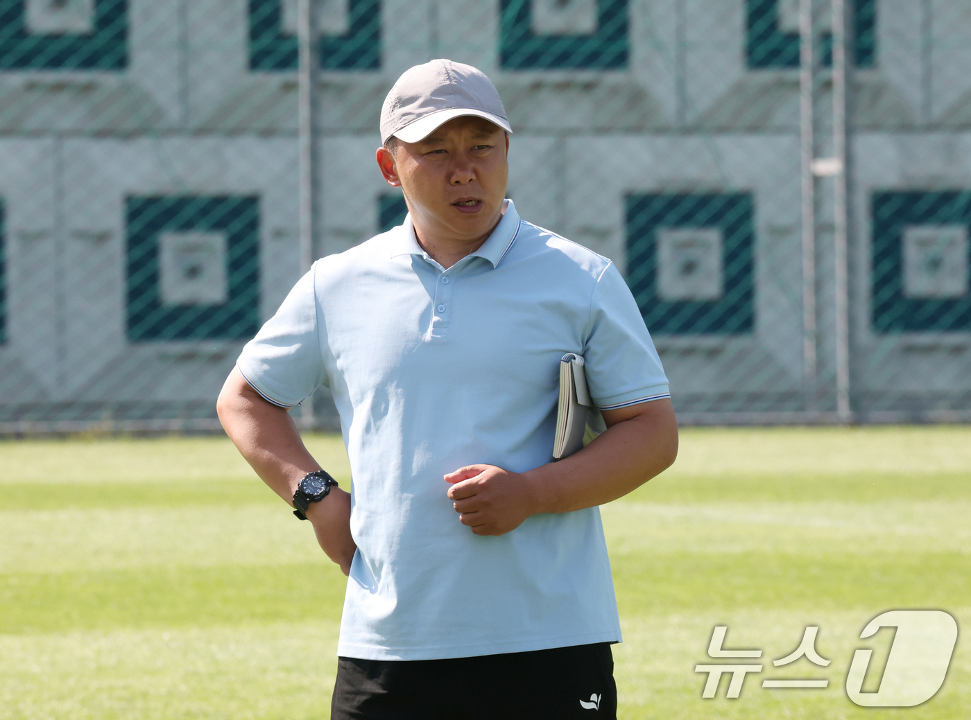 (수원=뉴스1) 김영운 기자 = 리유일 북한 내고향여자축구단 감독이 22일 경기 수원시 팔달구 수원월드컵경기장 보조경기장에서 2025-2026 아시아축구연맹(AFC) 여자챔피언스리 …