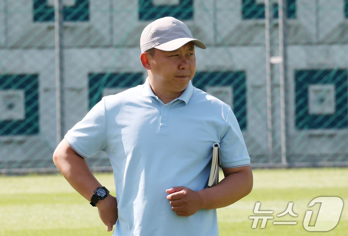 (수원=뉴스1) 김영운 기자 = 리유일 북한 내고향여자축구단 감독이 22일 경기 수원시 팔달구 수원월드컵경기장 보조경기장에서 2025-2026 아시아축구연맹(AFC) 여자챔피언스리 …