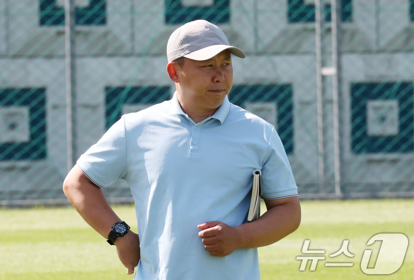본문 이미지 - 리유일 북한 내고향여자축구단 감독이 22일 경기 수원시 팔달구 수원월드컵경기장 보조경기장에서 2025-2026 아시아축구연맹(AFC) 여자챔피언스리그(AWCL) 결승전을 앞두고 훈련 준비를 하고 있다. 2026.5.22 ⓒ 뉴스1 김영운 기자