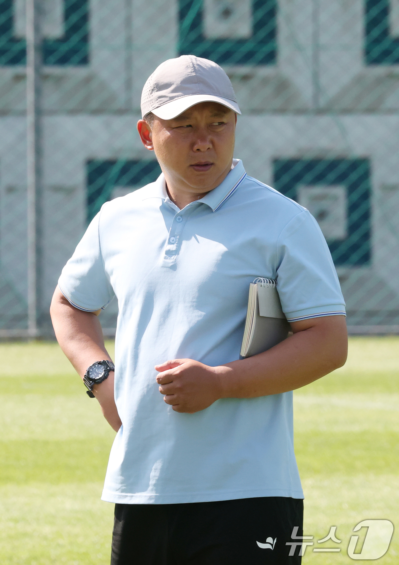 (수원=뉴스1) 김영운 기자 = 리유일 북한 내고향여자축구단 감독이 22일 경기 수원시 팔달구 수원월드컵경기장 보조경기장에서 2025-2026 아시아축구연맹(AFC) 여자챔피언스리 …