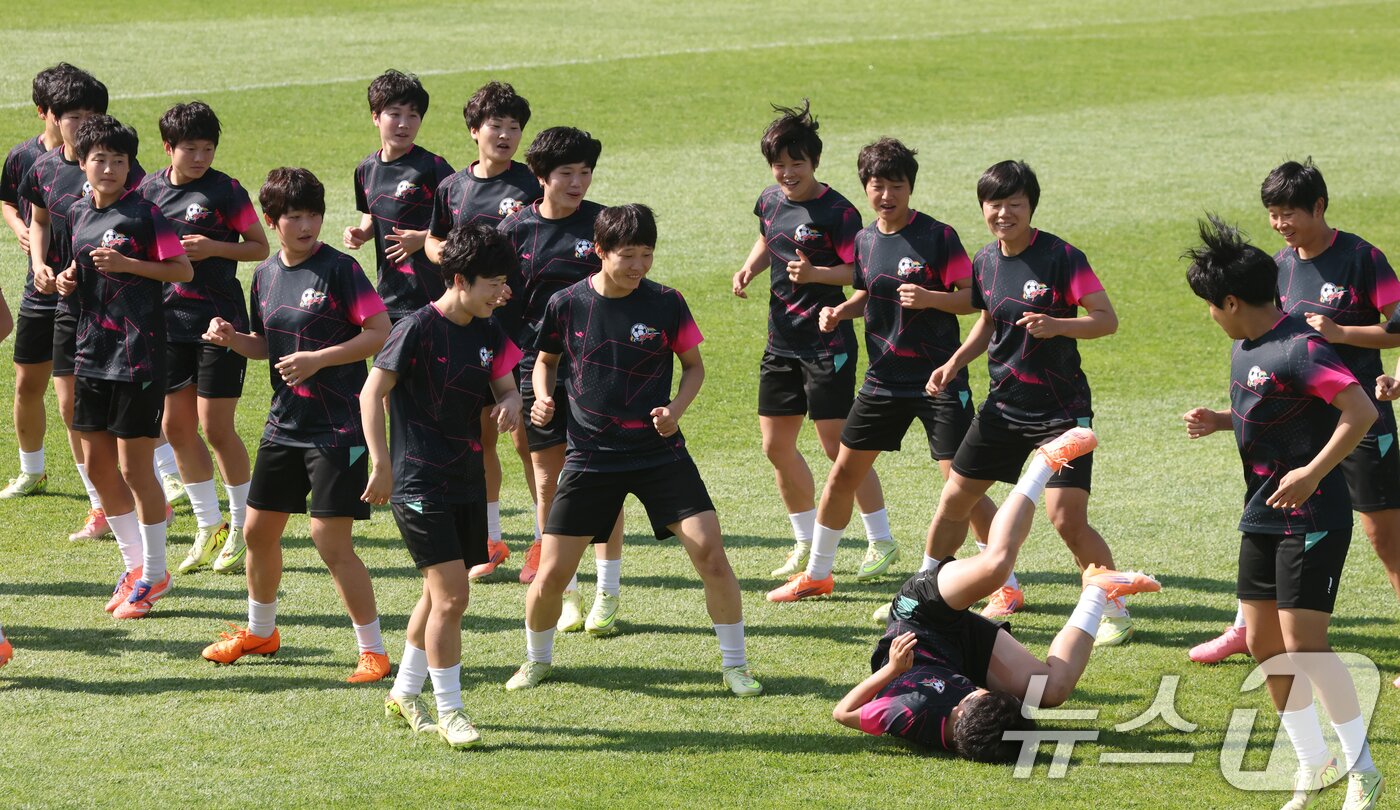 본문 이미지 - 2025-2026 아시아축구연맹(AFC) 여자챔피언스리그(AWCL) 결승전 북한 내고향여자축구단과 도쿄 베르디 벨레자의 경기를 하루 앞둔 22일 경기 수원시 팔달구 수원월드컵경기장 보조경기장에서 열린 공개 훈련에서 북한 내고향여자축구단의 한 선수가 넘어져 주변 선수들이 웃고 있다. 2026.5.22 ⓒ 뉴스1 김영운 기자