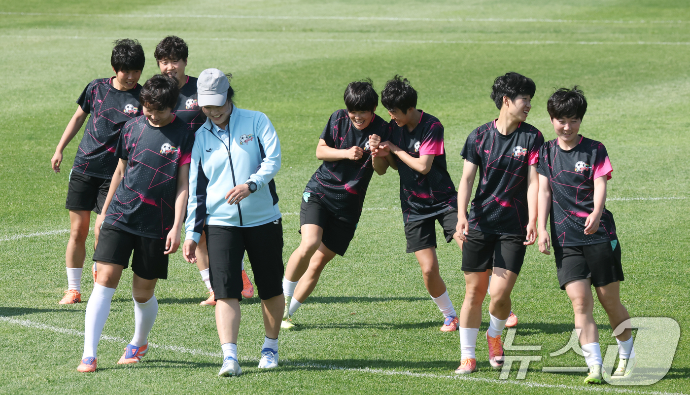 (수원=뉴스1) 김영운 기자 = 2025-2026 아시아축구연맹(AFC) 여자챔피언스리그(AWCL) 결승전 북한 내고향여자축구단과 도쿄 베르디 벨레자의 경기를 하루 앞둔 22일 경 …
