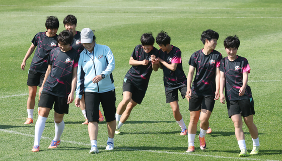 몸푸는 북한 내고향여자축구팀