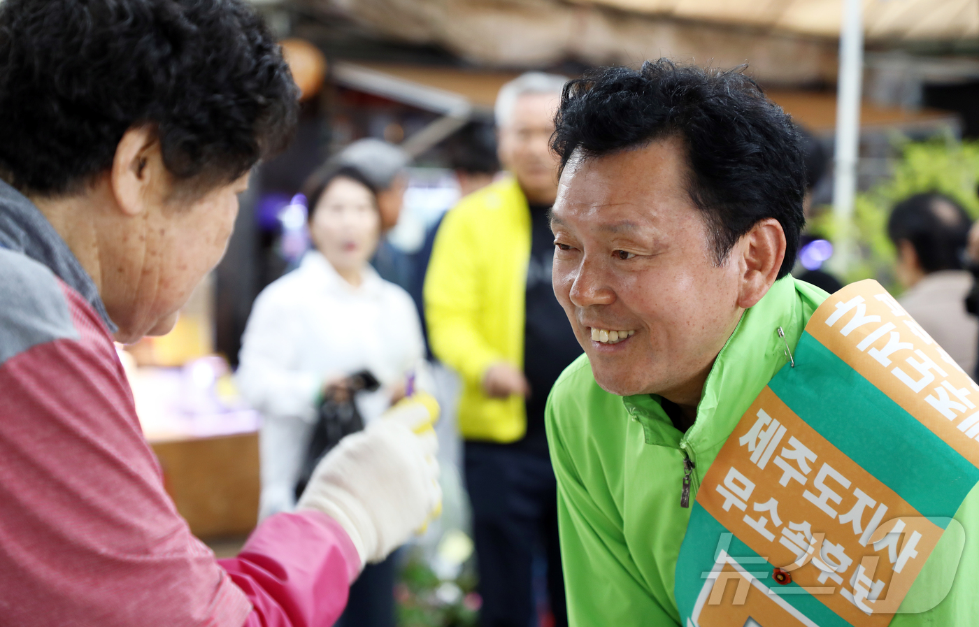 (제주=뉴스1) 오미란 기자 = 양윤녕 무소속 제주도지사 후보가 22일 오후 제주시 도두1동 제주시민속오일시장에서 선거운동을 하고 있다. 2026.5.22/뉴스1