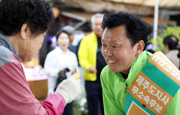 오일장 찾은 양윤녕 무소속 제주지사 후보