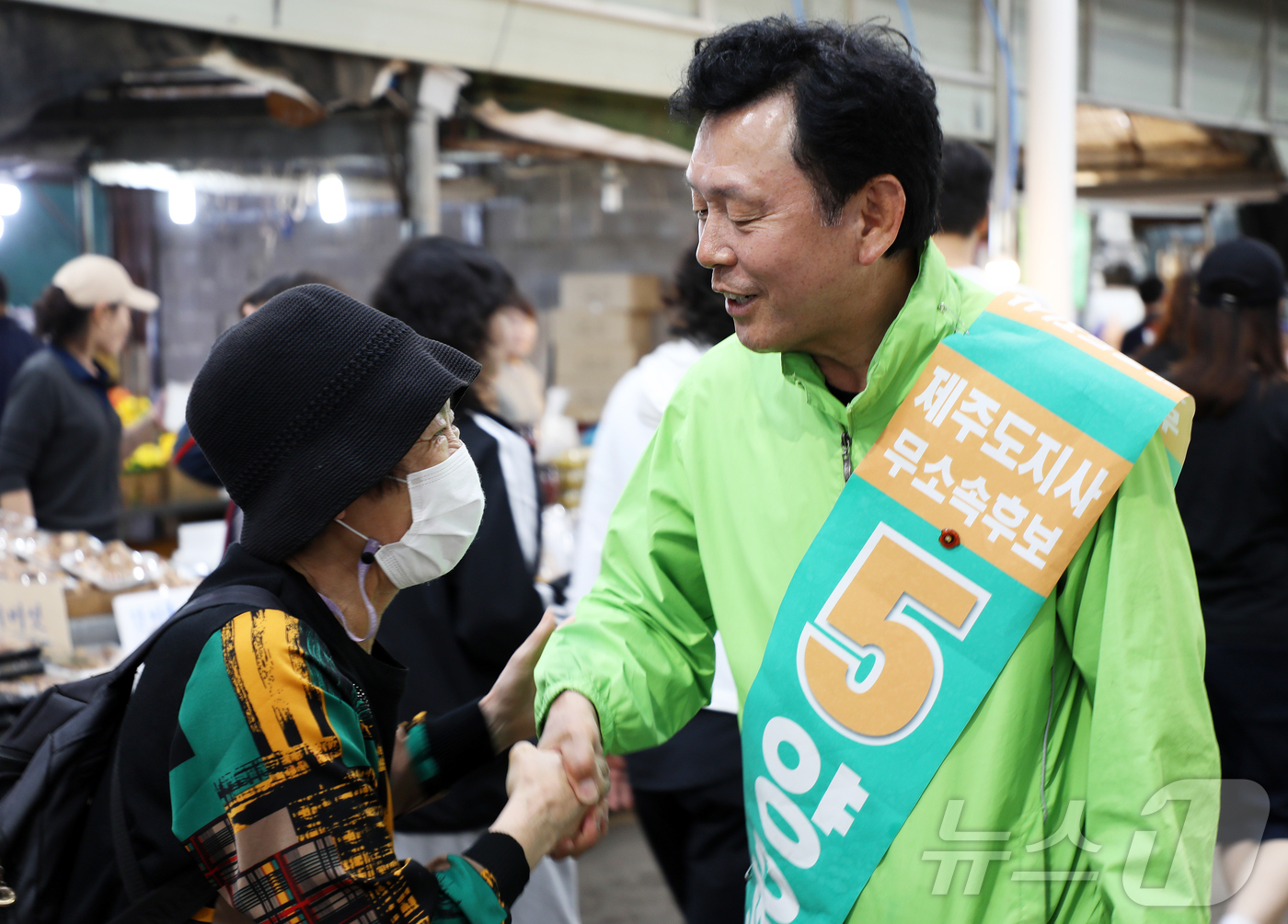 (제주=뉴스1) 오미란 기자 = 양윤녕 무소속 제주도지사 후보가 22일 오후 제주시 도두1동 제주시민속오일시장에서 선거운동을 하고 있다. 2026.5.22/뉴스1