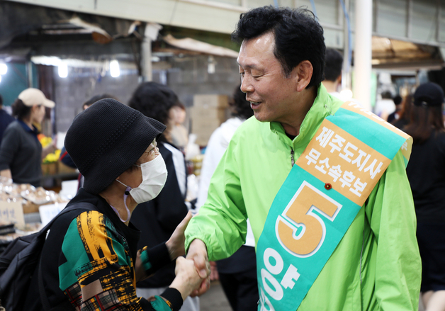 오일장 찾은 양윤녕 무소속 제주지사 후보