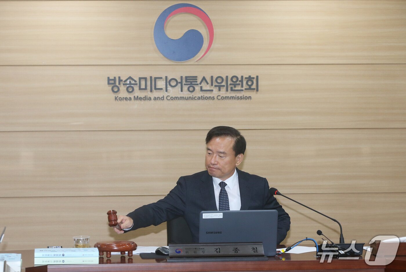 본문 이미지 - 김종철 방송미디어통신위원장(가운데)이 22일 정부과천청사에서 '2026년 제12차 전체회의'를 진행하고 있다. (방미통위 제공)