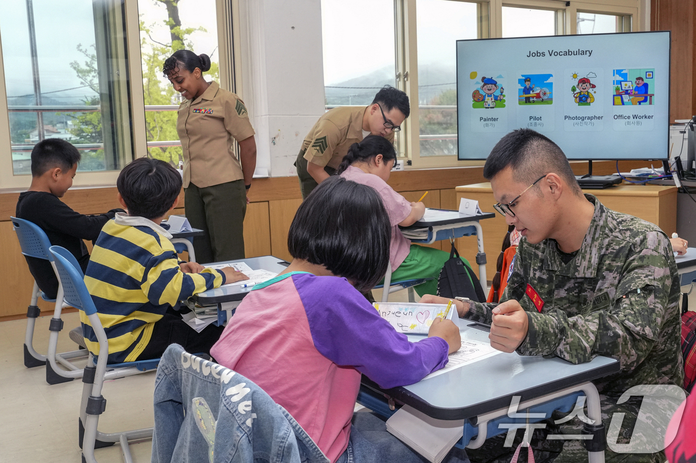 (포항=뉴스1) 최창호 기자 = 22일 경북 포항에 있는 해병대 1사단과 미 해병대 캠프무적 장병들이 남구 장기초등학교에서 영어 공부 재능기부 봉사활동을 펼쳤다.해병대 1사단과 캠 …