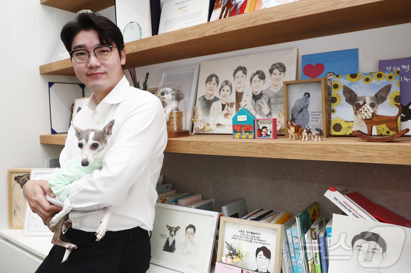 본문 이미지 - 설채현 수의사가 21일 서울 강남구 반려동물 복합문화공간 놀로스퀘어 사무실에서 뉴스1과 인터뷰에 앞서 반려견 세상이와 함께 포즈를 취하고 있다. ⓒ 뉴스1 김민지 기자