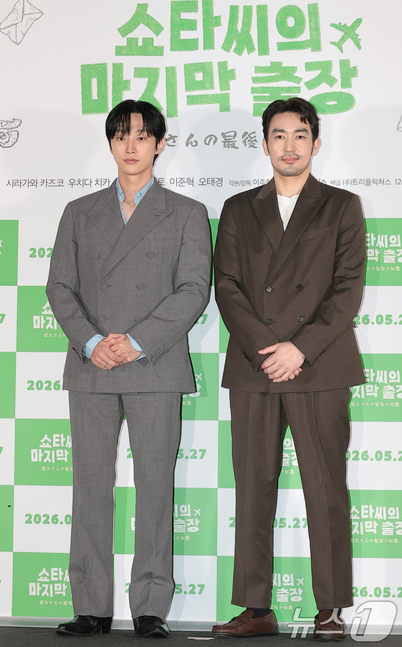 (서울=뉴스1) 권현진 기자 = 배우 진영과 오타니 료헤이(오른쪽)가 22일 서울 용산구 CGV용산아이파크몰에서 열린 영화 '쇼타씨의 마지막 출장' 언론시사회에 참석해 포즈를 취하 …