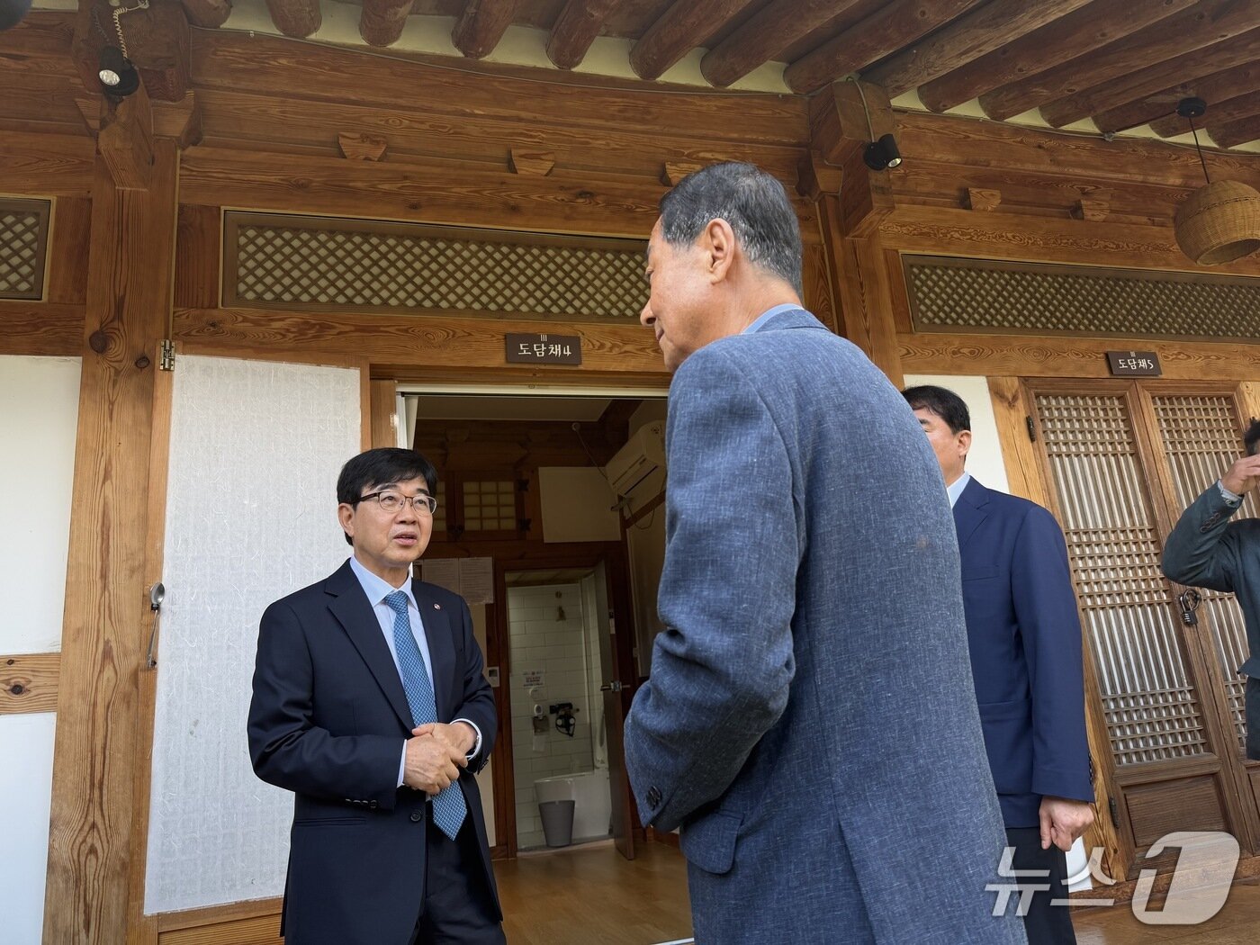 본문 이미지 - 22일 전주한옥마을을 방문한 인태연 소상공인시장진흥공단 이사장이 한 한옥숙박업소를 둘러보고 있다. ⓒ 뉴스1 신민경 기자