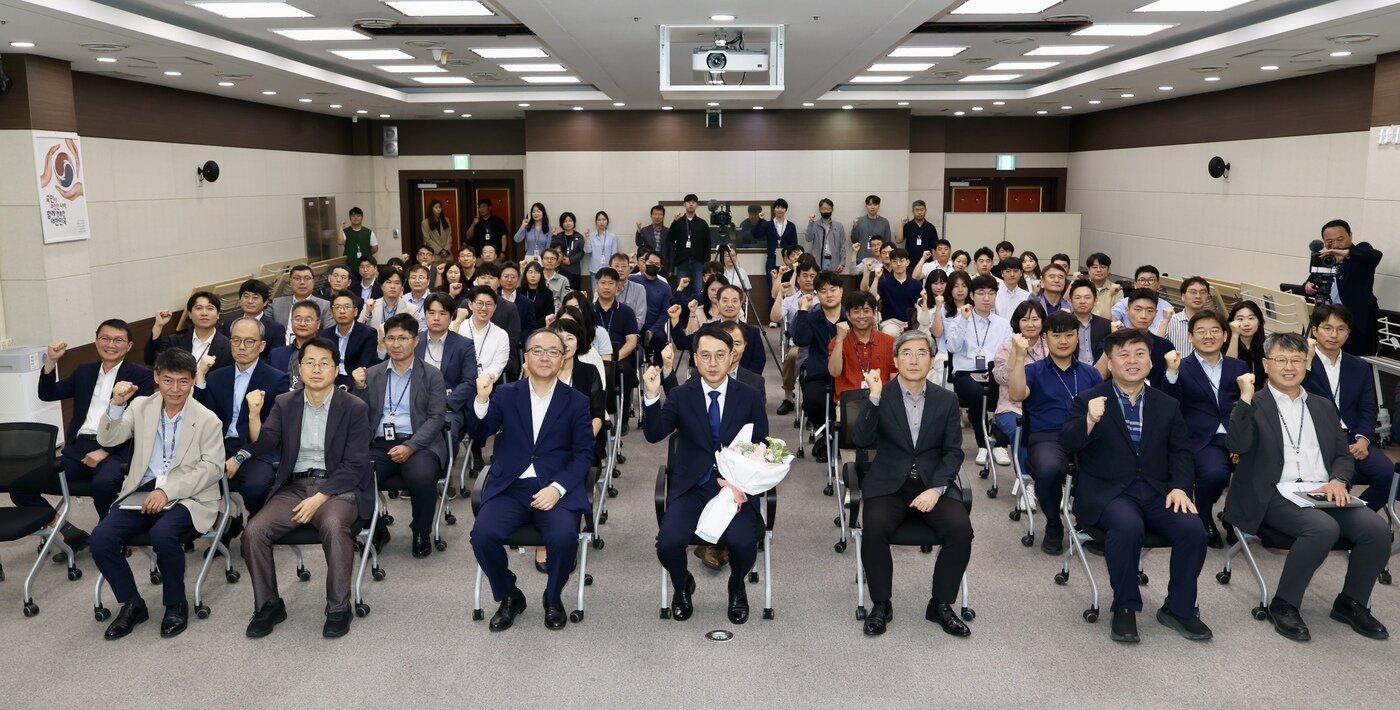 본문 이미지 - 지난 18일 열린 문성요 신임 새만금개발청장 취임식에서 직원들이 기념촬영을 하고 있다(새만금개발청 제공).ⓒ 뉴스1