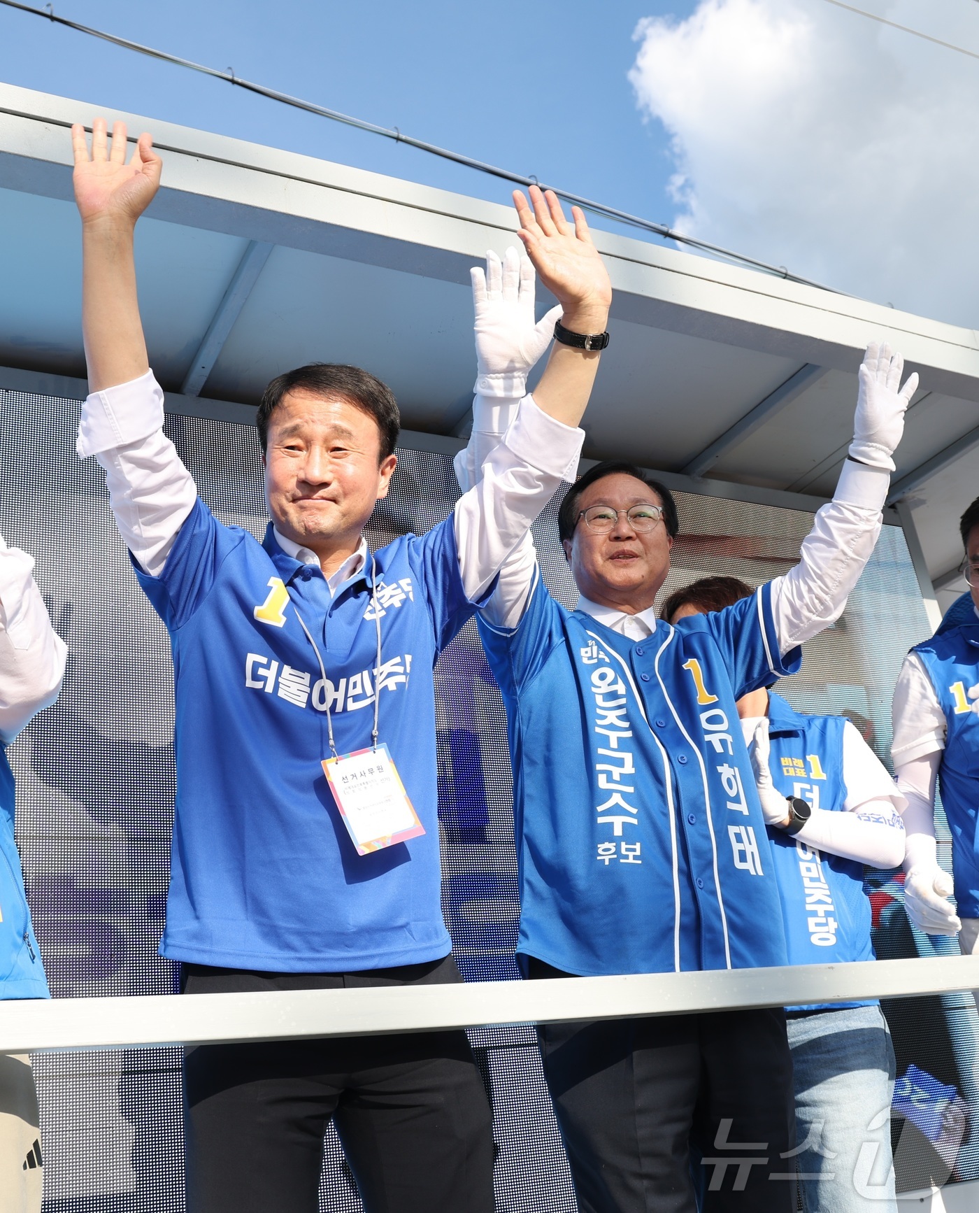 (완주=뉴스1) 유경석 기자 = 한병도 더불어민주당 공동상임선대위원장(왼쪽)이 22일 전북 완주군 용진농협 하나로마트 앞에서 유희태 완주군수 후보 지원유세를 하고 있다. 2026. …