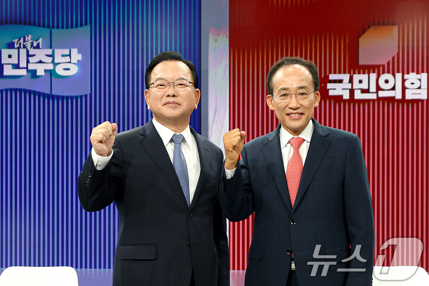 (대구=뉴스1) 공정식 기자 = 김부겸 더불어민주당 대구시장 후보(왼쪽)와 추경호 국민의힘 대구시장 후보가 22일 오후 대구 수성구 TBC(대구방송)에서 열린 '제9회 전국동시지방 …