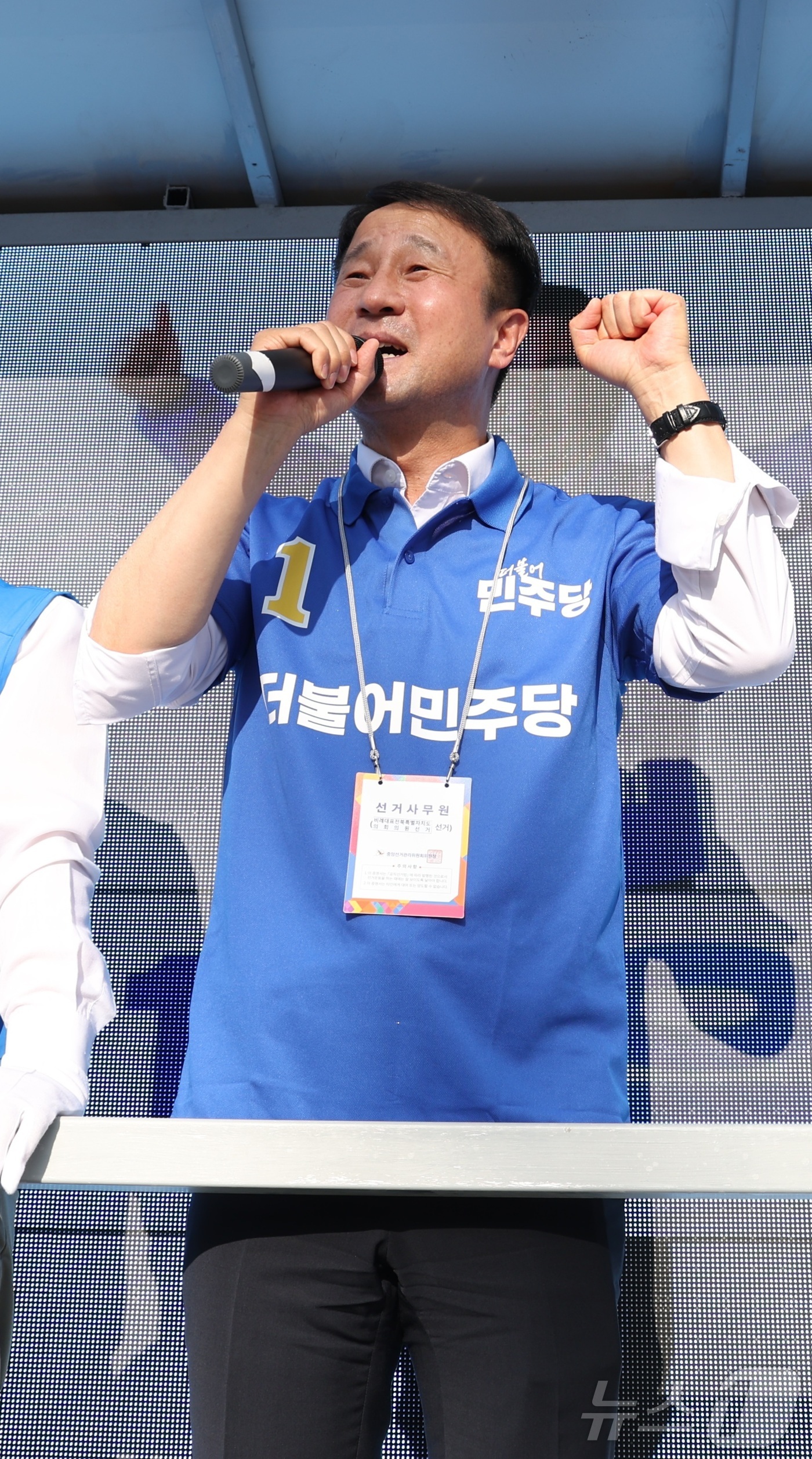 (완주=뉴스1) 유경석 기자 = 한병도 더불어민주당 공동상임선대위원장이 22일 전북 완주군 용진농협 하나로마트 앞에서 유희태 완주군수 후보 지원유세를 하고 있다. 2026.5.22 …