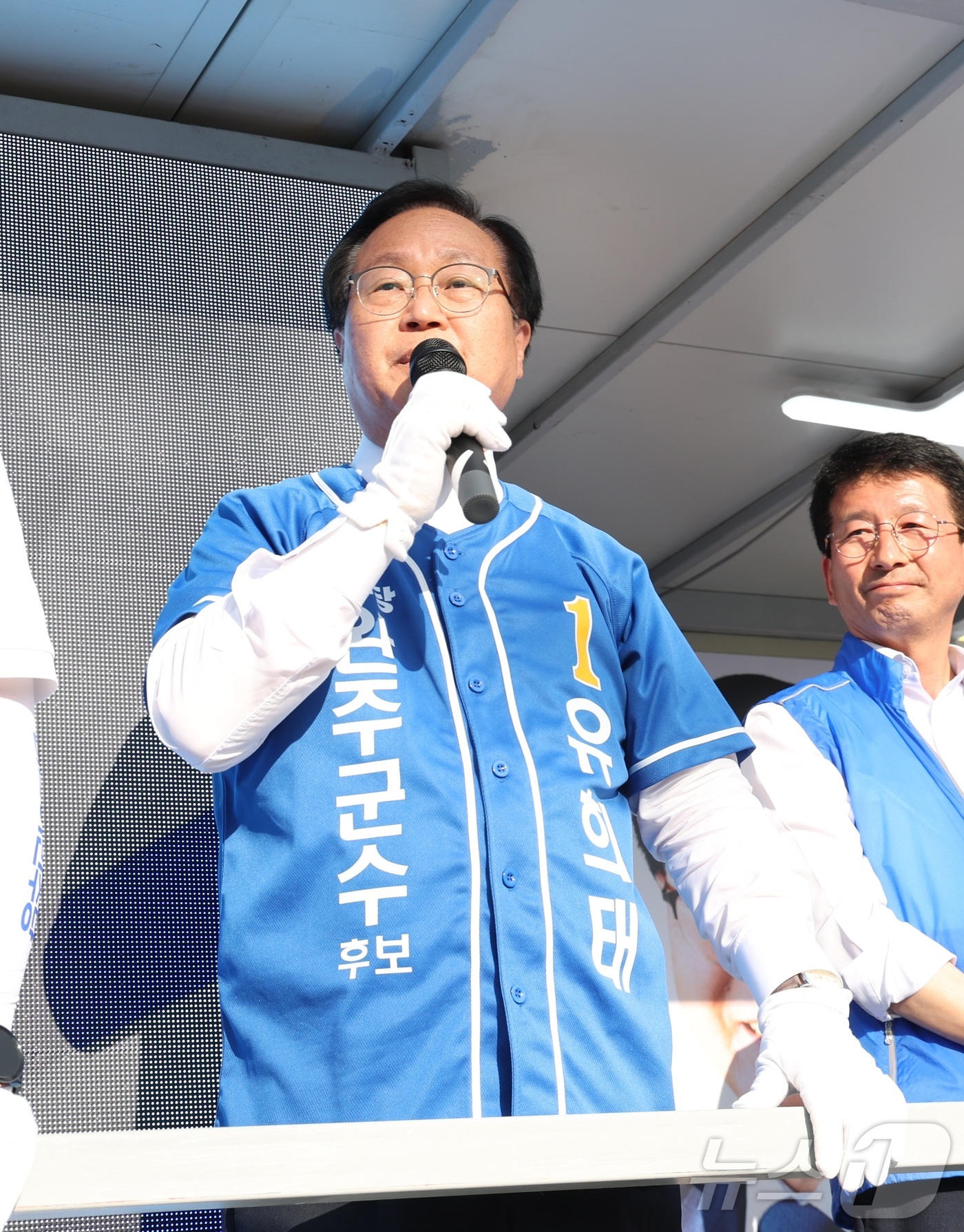 (완주=뉴스1) 유경석 기자 = 유희태 더불어민주당 완주군수 후보가 22일 전북 완주군 용진농협 하나로마트 앞에서 유세를 하고 있다. 2026.5.22/뉴스1