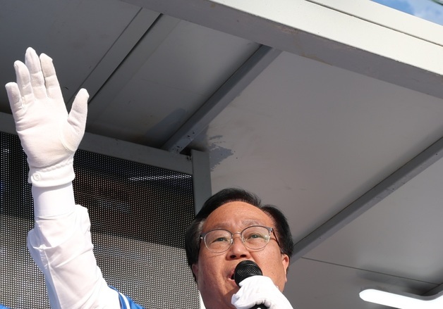 지지 호소하는 유희태 민주당 완주군수 후보