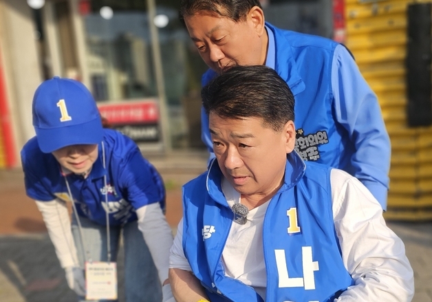 선거 복장 입는 나영민 민주당 김천시장 후보