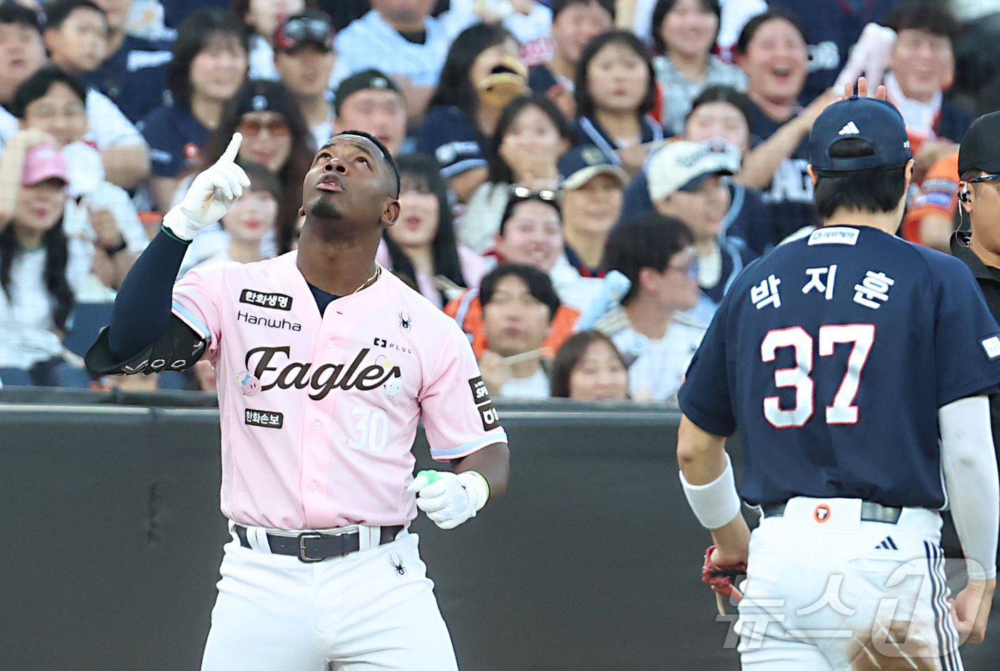 (대전=뉴스1) 김기남 기자 = 22일 대전 한화생명볼파크에서 열린 2026 신한 SOL KBO리그 두산 베어스와와 한화 이글스의 경기에서 한화 페라자가 1회말 3루타를 친 뒤 세 …