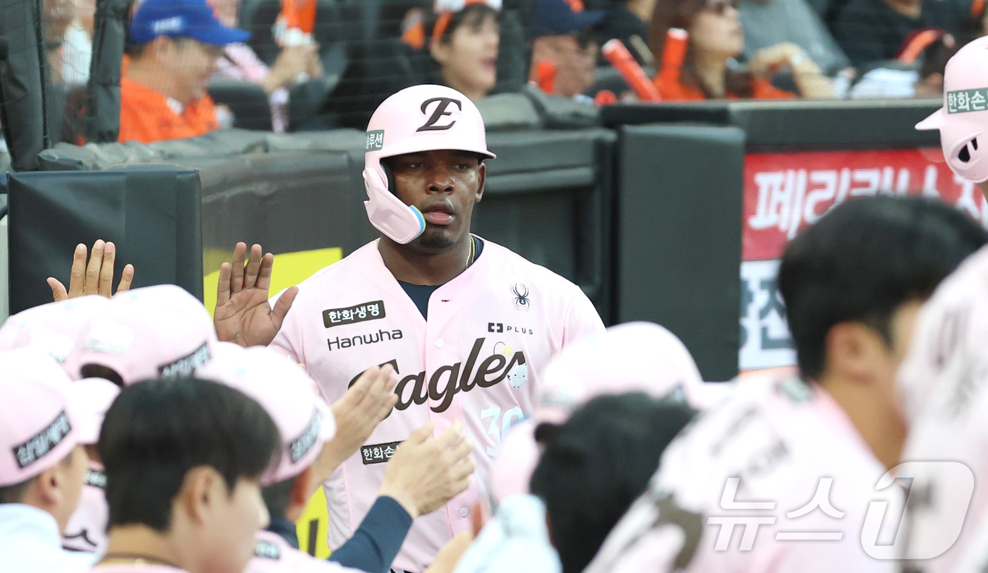 (대전=뉴스1) 김기남 기자 = 22일 대전 한화생명볼파크에서 열린 2026 신한 SOL KBO리그 두산 베어스와와 한화 이글스의 경기에서 한화 페라자가 1회말 3루타를 친 후 문 …