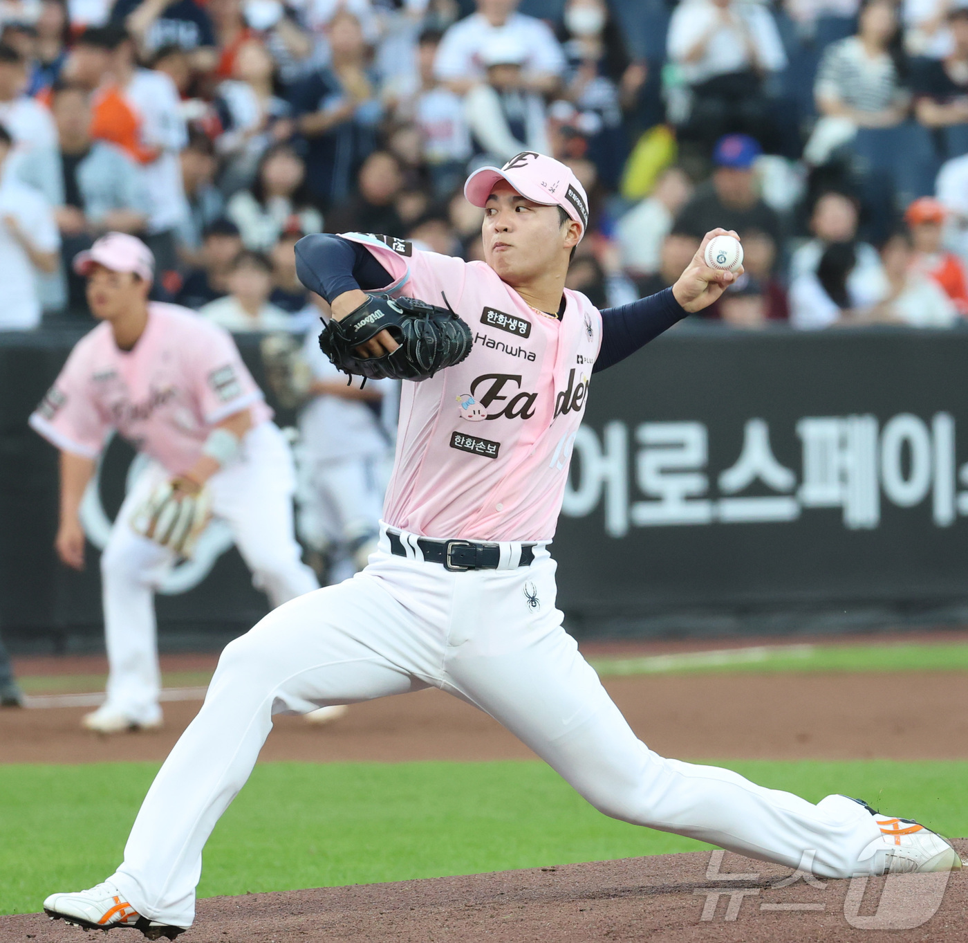 (대전=뉴스1) 김기남 기자 = 22일 대전 한화생명볼파크에서 열린 2026 신한 SOL KBO리그 두산 베어스와와 한화 이글스의 경기에서 한화 왕옌청이 선발 투구하고 있다. 20 …