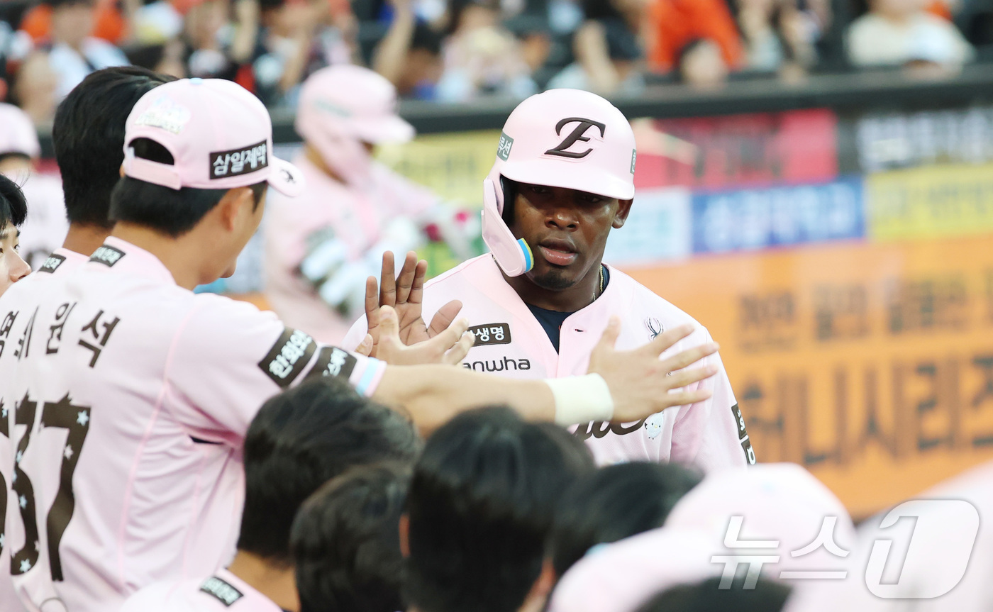 (대전=뉴스1) 김기남 기자 = 22일 대전 한화생명볼파크에서 열린 2026 신한 SOL KBO리그 두산 베어스와와 한화 이글스의 경기에서 한화 페라자가 1회말 3루타를 친후 문현 …