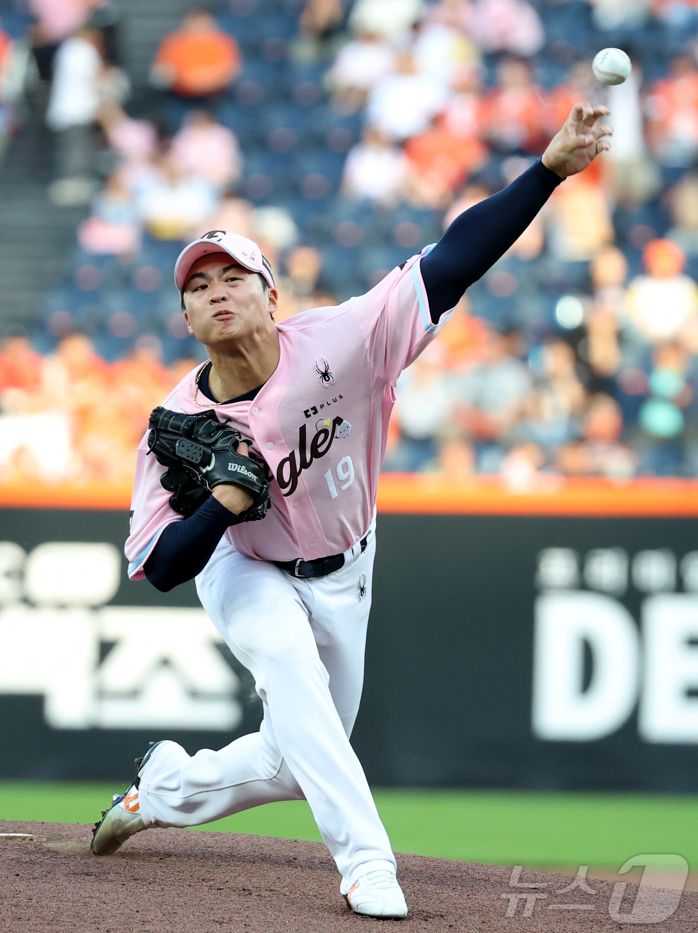 (대전=뉴스1) 김기남 기자 = 22일 대전 한화생명볼파크에서 열린 2026 신한 SOL KBO리그 두산 베어스와와 한화 이글스의 경기에서 한화 왕옌청이 선발 투구하고 있다. 20 …